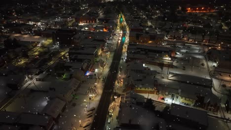 Hauptstraße-Einer-Amerikanischen-Stadt-Mit-Festlicher-Weihnachtsbeleuchtung-Geschmückt