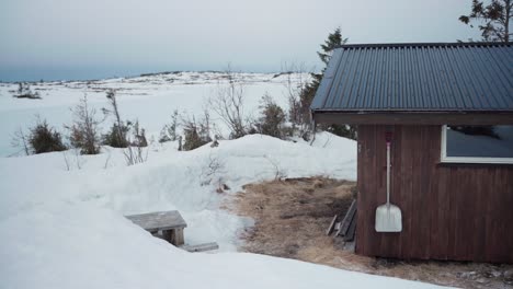Snowy-Landscape-Around-The-Mountain-Cabin-At-Winter-In-Verran,-Indre-Fosen,-Norway