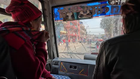 Viajeros-Y-Pasajeros-En-El-Interior-De-Un-Autobús-Lleno-De-Gente-En-Nepal