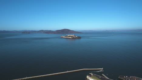 Vista-Aérea-De-La-Isla-De-Alcatraz-En-La-Bahía-De-San-Francisco,-Antigua-Prisión-Y-Edificios,-Disparo-De-Drone
