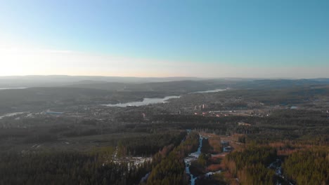 Sanfte-Drohnenaufnahmen-über-Einer-Kleinen-Schwedischen-Stadt