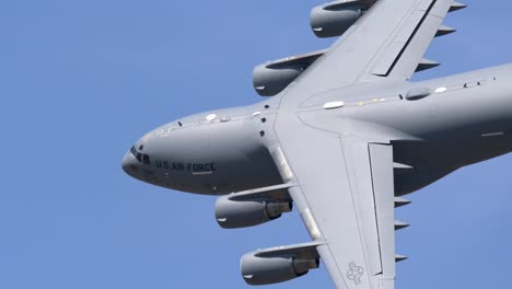 Ein-USAF-C-17-Transportflugzeug-In-Einer-Linkskurve-In-Niedriger-Höhe