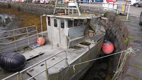 Tobermory,-Isle-of-Mull,-Scotland-UK,-Standed-Old-Fishing-Boat-Under-Coastal-Street