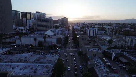 Toma-De-Drone-Inclinada-Hacia-Abajo-De-La-Puesta-De-Sol-En-El-Barrio-De-Koreatown