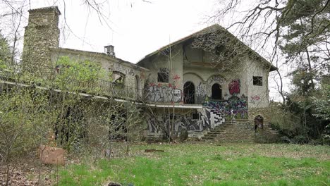 Casa-Abandonada-Pintada-Con-Grafiti-En-El-Bosque-Belga.