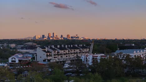 Sonnenuntergang-über-Der-Marina-Von-New-Orleans-Mit-Dem-Oberlicht-Der-Stadt-Im-Hintergrund