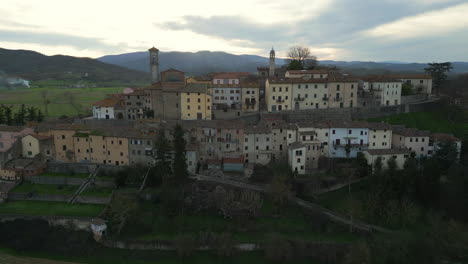 Luces-De-Ensueño:-Monterchi-Al-Atardecer-En-La-Provincia-De-Arezzo,-Italia.