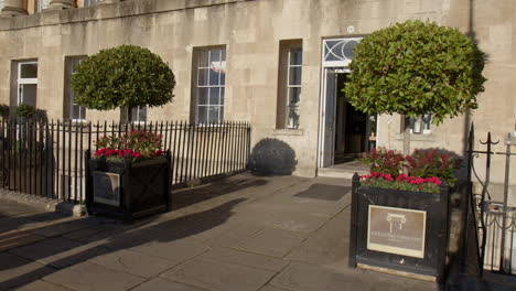 Entrada-Al-Royal-Crescent-Hotel-And-Spa-En-La-Ciudad-De-Bath,-Somerset,-Reino-Unido