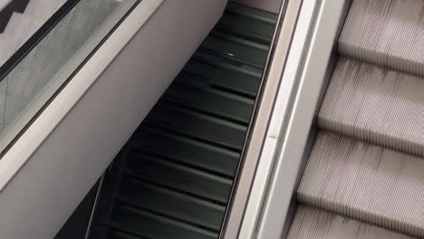 Escaleras-Mecánicas-En-Movimiento-En-El-Centro-Comercial,-No-Hay-Gente