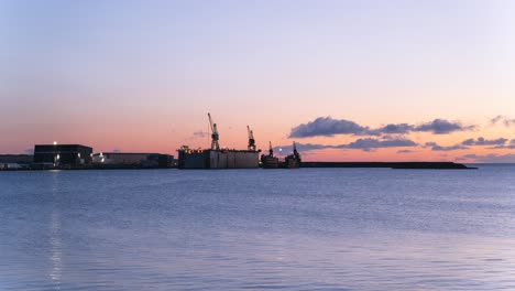 Timelapse-Del-Puerto-De-Reykjavik,-Vívida-Puesta-De-Sol-Con-Nubes-Ondulantes-Sobre-El-Pacífico