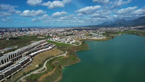 Wunderschönes-Seepanorama-Des-Farka-Sees,-Wo-Am-Seeufer-Von-Tirana-Luxuriöse-Wohnkomplexe-Mit-Villen-Gebaut-Werden