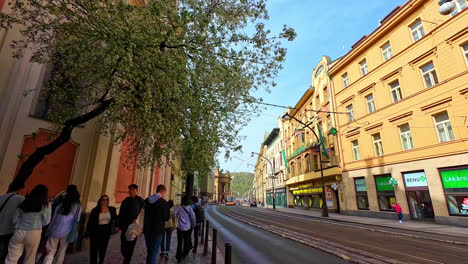 Menschen,-Die-An-Einem-Sonnigen-Morgen-Auf-Der-Narodni-Trida-Avenue-Im-Stadtzentrum-Spazieren