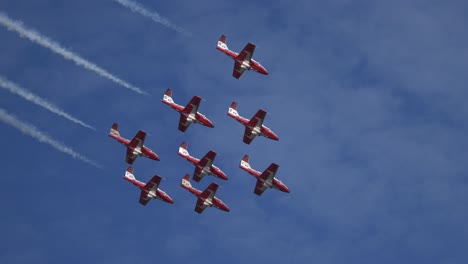 Formationsflug-Von-Düsenflugzeugen,-Die-Aus-Einer-Loopingbahn-Hochziehen