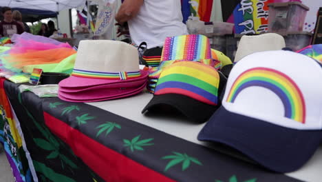 Un-Primer-Plano-De-La-Mercancía-En-Un-Stand-En-El-Festival-Anual-Del-Orgullo-Midmo