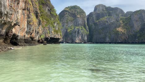 Wunderschöner-Tropischer-Strand-In-Der-Maya-Bucht-Ohne-Menschen-In-Einer-Entspannenden-Szene