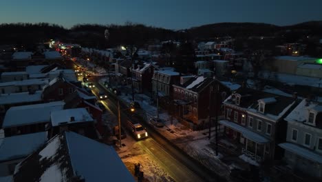 Escena-Nocturna-De-Invierno-En-Una-Pequeña-Ciudad-De-EE.UU.