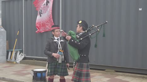 A-drummer-and-piper-chatting-in-slow-motion