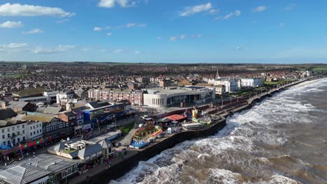 Paseo-Marítimo-De-La-Ciudad-Costera-De-Bridlington,-Yorkshire,-Reino-Unido,-Drone,-Antena