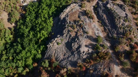 Vista-Aérea-De-Harman-Kaya,-Antiguo-Santuario-De-Rocas-Tracias-En-La-Montaña-Ródope,-Bulgaria