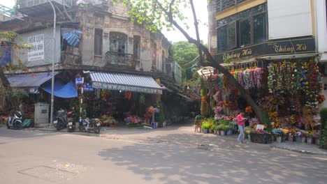 Hermosos-Diseños-Florales-Reales-Y-Falsos-A-La-Venta,-Negocio-En-El-Centro-De-La-Ciudad.