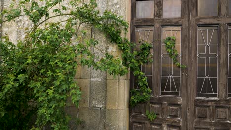 Puerta-De-La-Iglesia-De-San-Salvador-De-Sas,-Sarreaus,-España