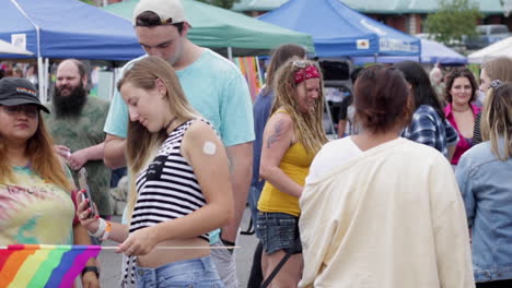 Eine-Gesamtaufnahme-Der-Festivalbesucher-Beim-Jährlichen-Midmo-Pridefest