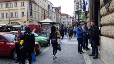 Nachmittagsspaziergang-Durch-Einen-Belebten-Bürgersteig-In-Prag