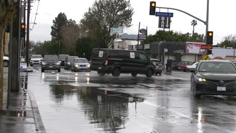 Autos-Fahren-Durch-überflutete-Kreuzung