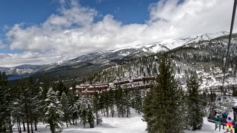 Paisaje-De-Lago-Tahoe-Desde-Un-Remonte-En-Movimiento-Que-Asciende-Sobre-La-Estación-De-Esquí-Diamond-Peak