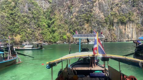 Thailändische-Longtail-Boote-Schwimmen-Im-Paradies-Der-Pileh-Lagune,-Exotisches-Thailand