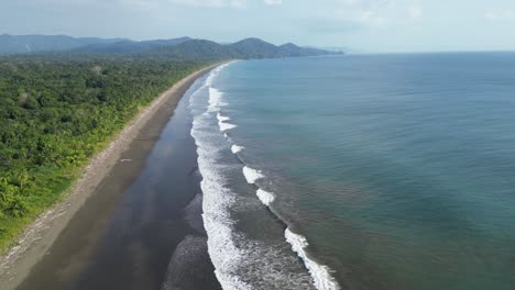 Flug-über-Den-Abgelegenen-Strand-Playa-Cuevita-Im-üppigen-Chocó-Departement-An-Der-Pazifikküste-Kolumbiens