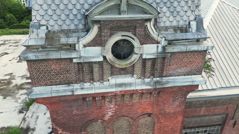 Geschlossene-Luftaufnahme-Eines-Alten,-Verlassenen-Backsteingebäudes-Mit-Rundem-Fenster-In-Gent