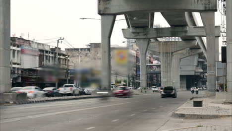 Zeitraffer-Eines-Verkehrsstaus-Auf-Einer-Viel-Befahrenen-Durchgangsstraße-Mitten-In-Der-Stadt-Bangkok,-Thailand