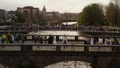 Banderas-Del-Orgullo-En-El-Desfile-De-San-Patricio.-Galway.-Irlanda