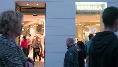 Los-Compradores-Y-Peatones-Se-Ven-Fuera-De-La-Marca-De-Moda-Española-Propiedad-De-Inditex,-Bershka,-Tienda