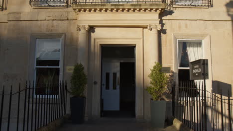 Puerta-De-Entrada-Del-Hotel-Indigo-En-La-Ciudad-De-Bath,-Inglaterra,-Reino-Unido