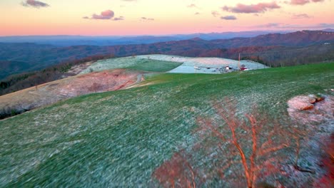 Sonnenaufgang-Luftaufnahme-Eines-Hügels-Im-Schnee-In-Der-Nähe-Von-Boone,-NC,-North-Carolina-In-Den-Appalachen