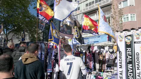 Fans-Von-Real-Madrid-Kaufen-Fanartikel,-Bevor-Sie-Das-Champions-League-Fußballspiel-Gegen-Die-Britische-Fußballmannschaft-Manchester-City-Im-Santiago-Bernabéu-Stadion-Besuchen