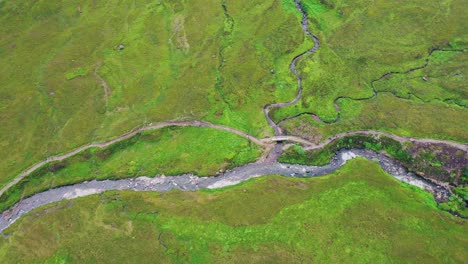 Luftaufnahme-Des-Flusses-Brittle-Und-Der-Fairy-Pools-Auf-Der-Isle-Of-Skye-Im-Schottischen-Hochland,-Schottland-Aus-Der-Vogelperspektive