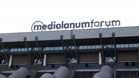 Milán,-Italia---3-De-Marzo-De-2022---Vista-Externa-Del-Foro-Arena-Mediolanum-En-Assago-Milán