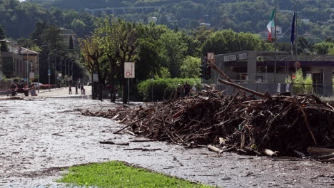 Como,-Italy---august-5-2021---Lake-Como-overflows-into-the-city-center-due-to-the-heavy-rains-that-have-hit-the-area-these-days