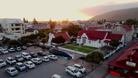 Vista-Aérea-Al-Atardecer-De-La-Escultura-De-Ballena-Frente-Al-Museo-De-Ballenas-En-Hermanus