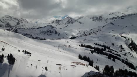 Skigebiet-Portes-Du-Soleil-In-Den-Schweizerisch-französischen-Alpen,-Luftaufnahme-Von-Bergen-Und-Sesselliften