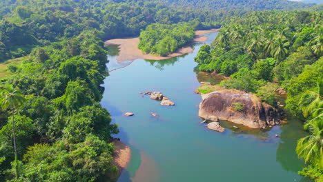 Luftaufnahme-Von-Oben-Mit-Einer-Drohne-über-Den-Talpona-Fluss-Inmitten-Eines-Waldes-In-Goa,-Indien,-4K-Drohne