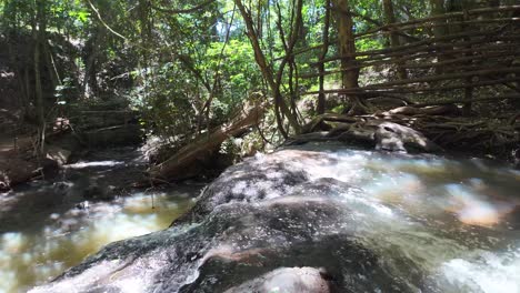 Cascada-En-Cámara-Lenta-Dentro-De-Un-Bosque