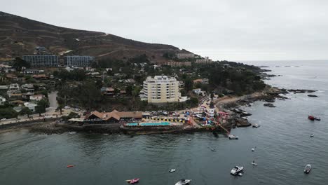 Gebäude-Am-Strand-Von-Papudo,-Nördliche-Zentralküste-Chiles