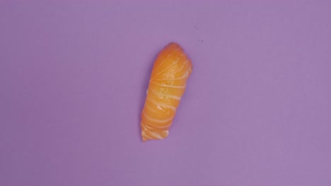 Sushi-Rolle-Rotiert-Auf-Violettem-Hintergrund