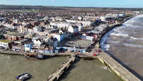 Zurückziehen-Drohne-Luftaufnahme-Rückwärts-Enthüllen-Bridlington-Küstenstadt-Yorkshire-Uk