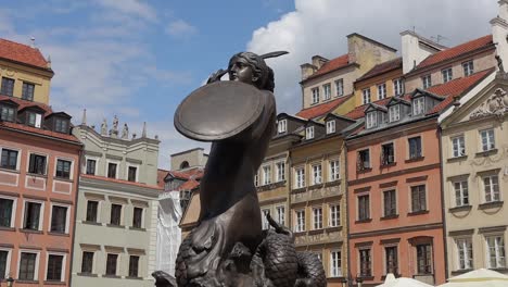 Statue-of-the-Mermaid-of-Warsaw-,-symbol-of-the-city,-in-the-Old-Town-Market-Place