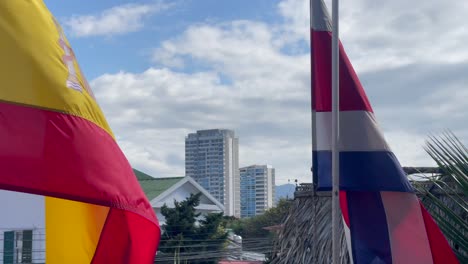 Ondeando-Banderas-De-España-Y-Costa-Rica-En-El-Edificio-De-La-Aecid